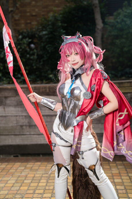 Uni梅桃出镜《鸣潮》露帕COS:红披风配长枪定格利落战意