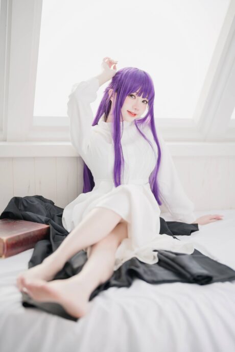 《葬送的芙莉莲》菲伦COS:sallydorasnow写真还原沉静魔法使
