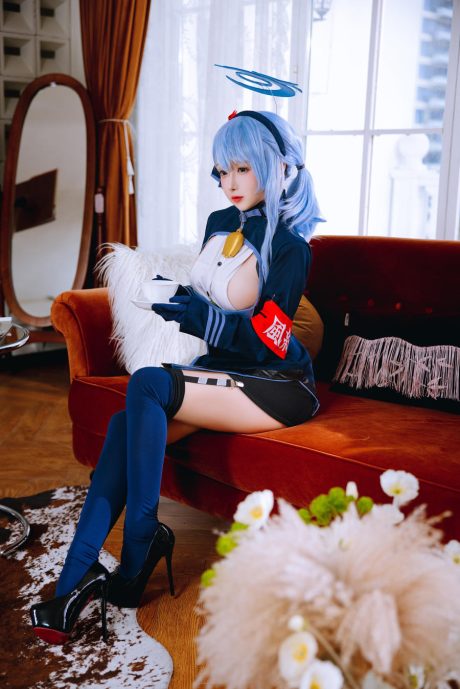 椎名莜《蔚蓝档案》天雨亚子 COS:风纪委员制服还原与茶杯场景