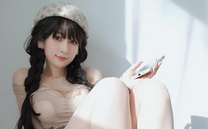 白银81写真系列：Fantia四套角色企划319张图，从御姐女上司到居家毛衣的反差演绎