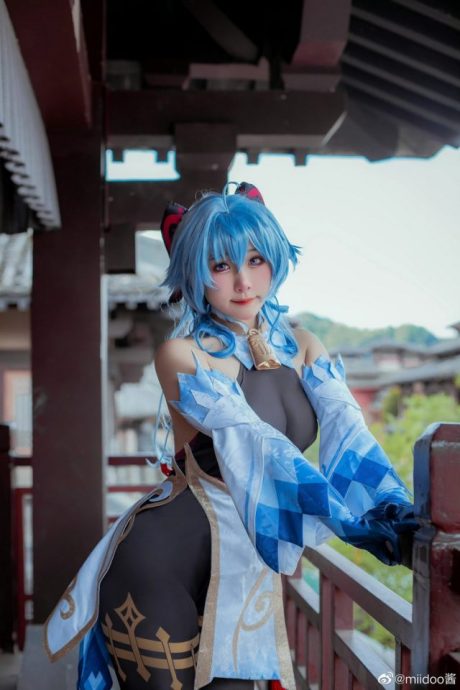 miidoo酱原神甘雨COS:樱花树下演绎璃月仙子的清冷与温柔