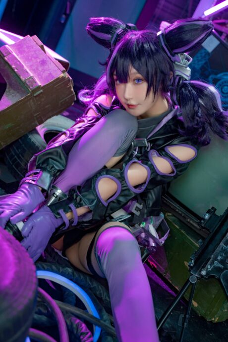 阿包也是兔娘cos照:化身原创角色小葡萄,紫色双马尾配机能风武装
