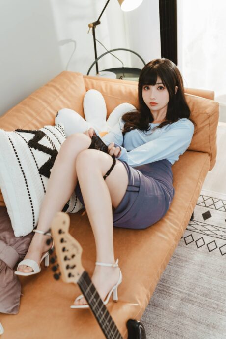 rioko凉凉子系带裙演绎吉他妹妹,静谧室内风肉扣热热子cos作品