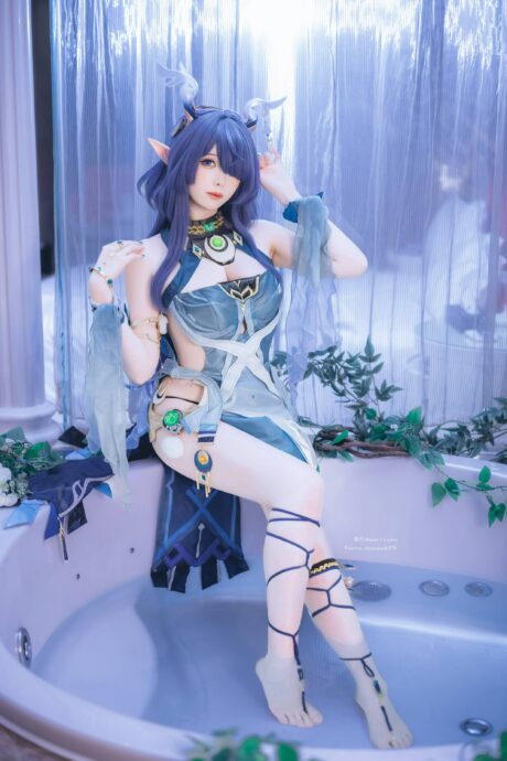 霜月shimo cosplay原神菈乌玛：苍林圣女的冷调月影与清冷质感