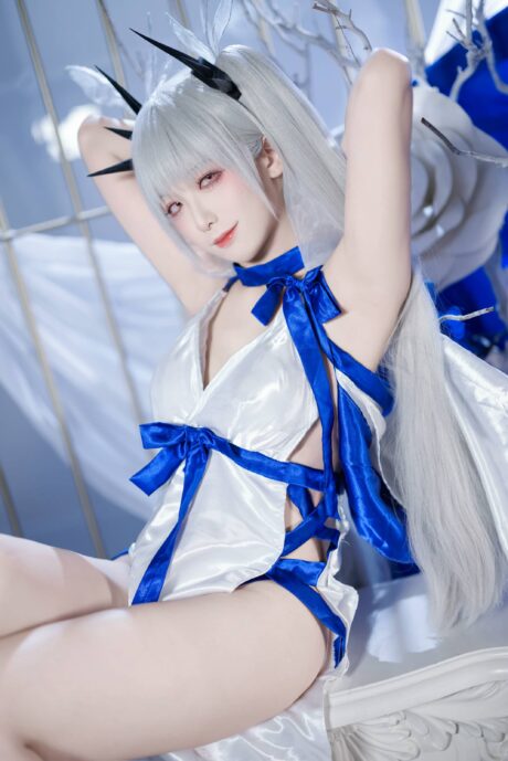 封疆疆v《碧蓝航线》可畏礼服COS，银发蓝裙诠释皇家舰娘的从容优雅