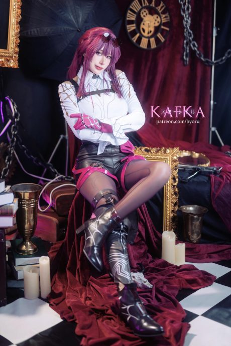 byoru cosplay《崩坏:星穹铁道》卡芙卡,皮质风衣配双枪还原冷艳气质