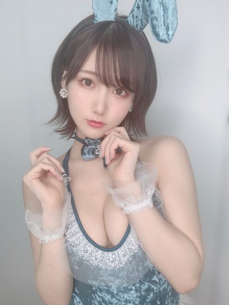 因神似三上悠亚走红二次元圈，甜美COS与泳装写真吸粉近50万