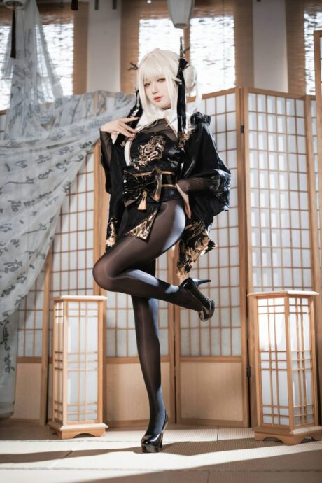 封疆疆v出镜《胜利女神:妮姬》布兰儿COS,黑金制服细节尽显干练身姿