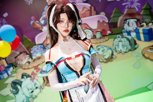 冥咲《鸣潮》折枝COS线下返图，黑框眼镜与专注神态还原画师气质