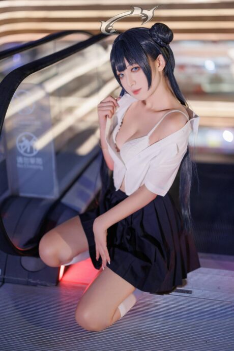 封疆疆v出镜蔚蓝档案龙华妃咲COS图集,极简JK制服诠释玄龙门会长气质