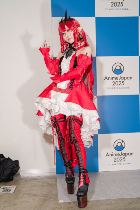 蟹nyan亮相AnimeJapan漫展，红裙COS高冷还原FGO妖精骑士芭万·希