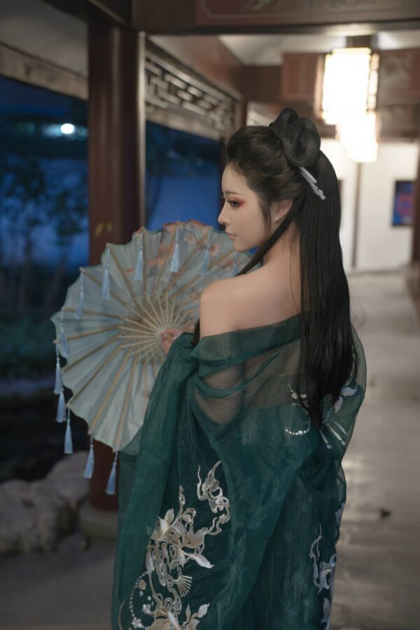 yuuhui玉汇cos柳如烟《囚》主题写真：夜色灯笼下的古典服饰与克制氛围