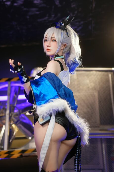 SallyDorasnow出镜《崩坏:星穹铁道》银狼COS,银发机能风还原星核猎手