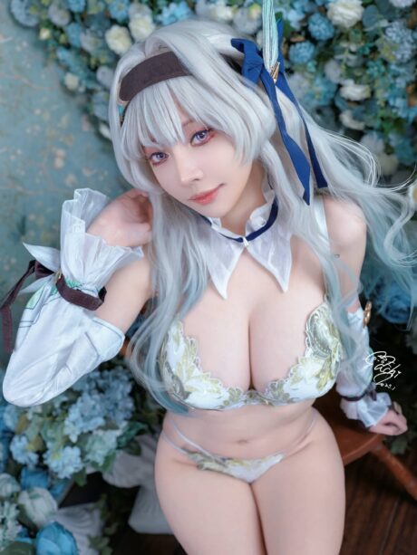Machi馬吉COS《崩坏:星穹铁道》流萤:银发造型还原少女温柔与锋芒