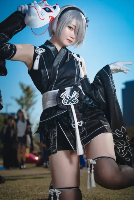 水瀬あいり《尼尔：机械纪元》2B COS：日式面具与哥特黑裙的冷艳碰撞