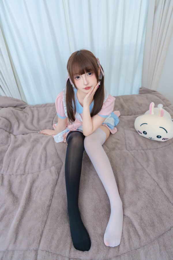 神楽坂真冬小小女仆写真：粉蓝双马尾与黑白丝袜的甜美日常