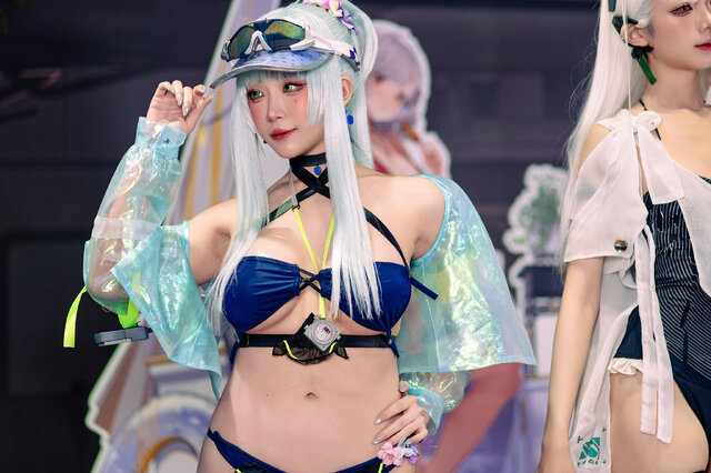 凌晨lingchen可露凯泳装COS：少女前线2夏日皮肤还原台北电玩展实拍