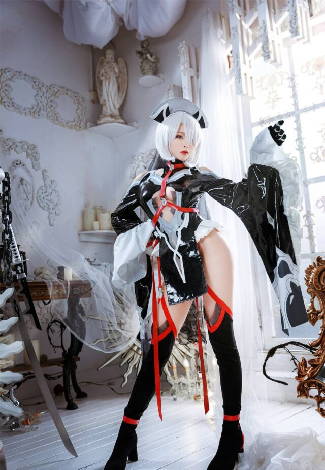 清水由乃cos服装还原尼尔2B花嫁造型,黑白皮革长裙与古典室内写真
