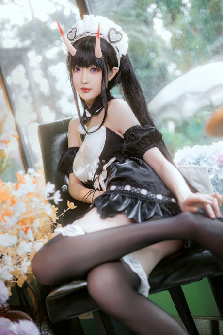 小南宫出镜碧蓝航线能代女仆COS,黑白裙摆与午后茶席的温柔日常