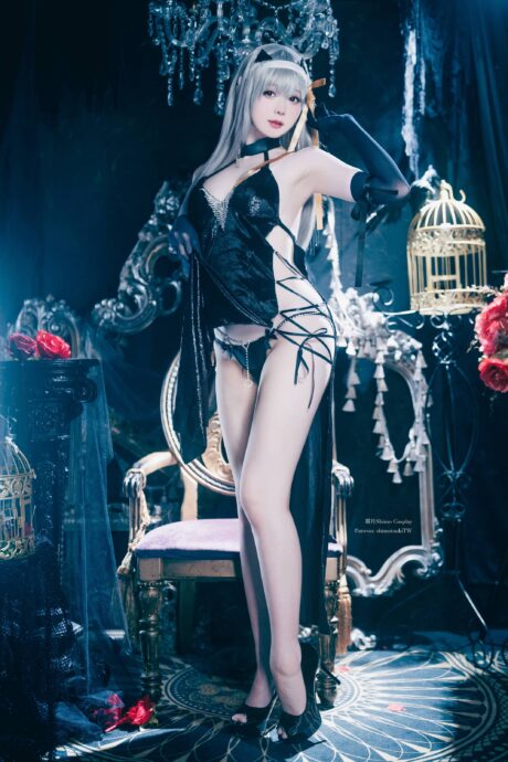 霜月shimo cosplay还原妮姬莫达尼亚,银发战服展现清冷机械感