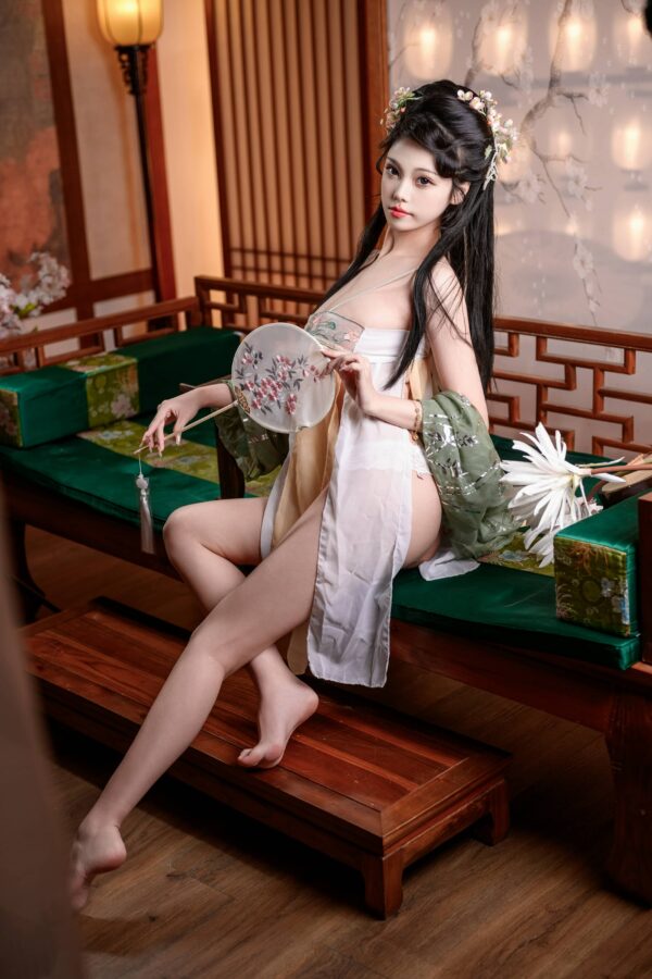 蜜汁猫裘中国风旗袍写真赏析:粉黛轻纱配团扇,尽显小家碧玉的闺阁温婉