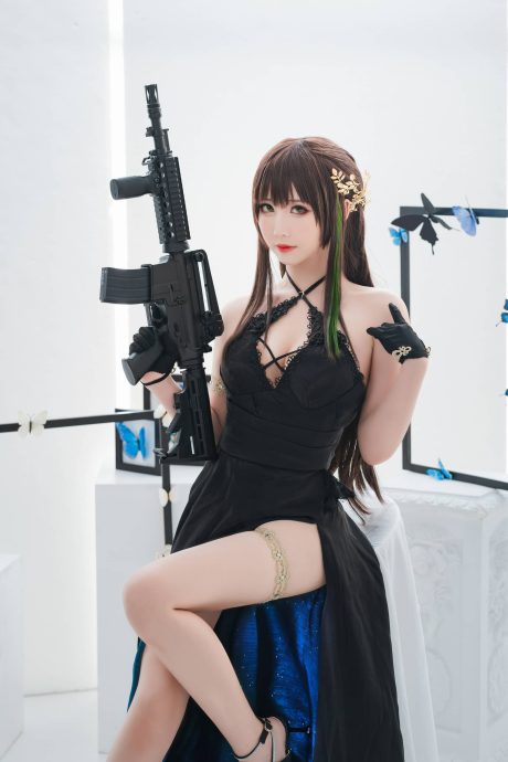 面饼仙儿m4写真：黑色礼服持枪出镜，优雅还原少女前线战术人形