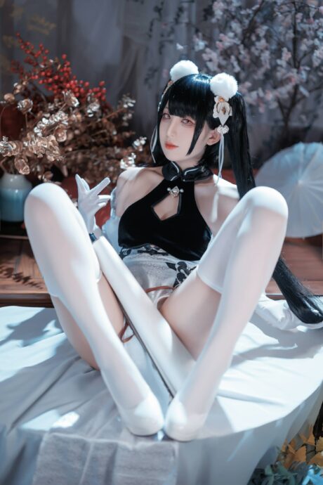 封疆疆v演绎碧蓝航线彼得·史特拉塞COS，黑色高开叉旗袍尽显冷艳气场