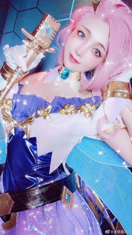 走路摇ZLY《英雄联盟》萨勒芬妮COS，华丽舞台造型化身星光歌姬
