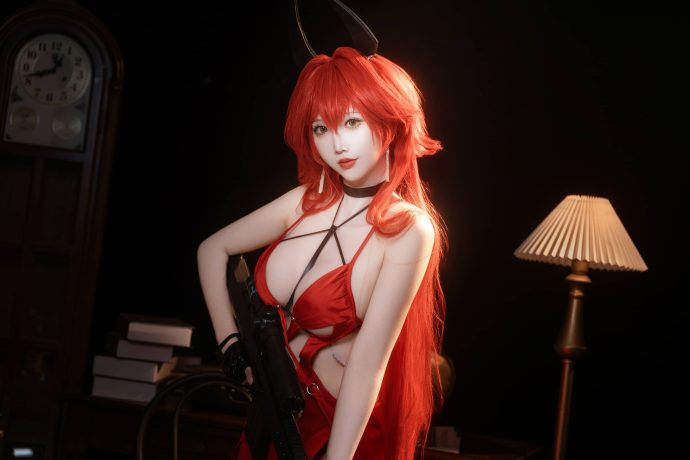 面饼仙儿《胜利女神：妮姬》小红帽COS，高开叉红裙配重狙尽显飒爽