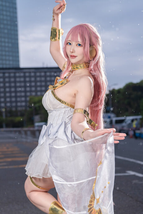 持岡きく演绎巡音流歌白裙COS，漫展微雨中展现虚拟歌姬优雅气质