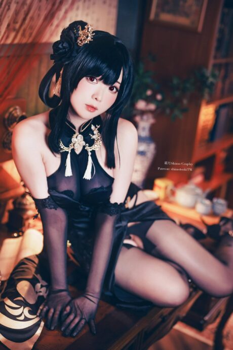 霜月shimo写真还原碧蓝航线镇海COS,黑金华服与古典布景尽显东煌雅韵