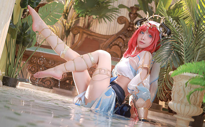 水淼aqua最新cosplay还原原神妮露,红发轻纱造型尽显舞者轻盈身姿