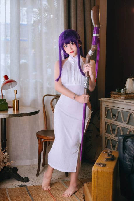 日奈娇COS菲伦白色旗袍写真：冷感魔法使的高开叉二创造型