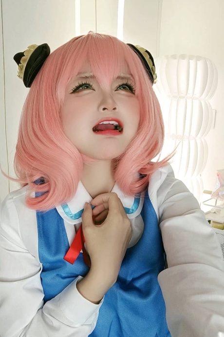 蠢沫沫cos阿尼亚图集，粉发黑金制服搭配生动神态还原读心少女