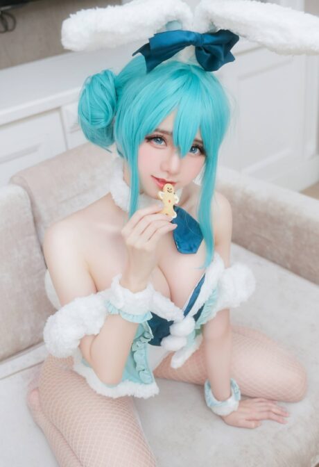 初音未来兔女郎COS,这套sallydorasnow写真展现水蓝双马尾与甜美气质