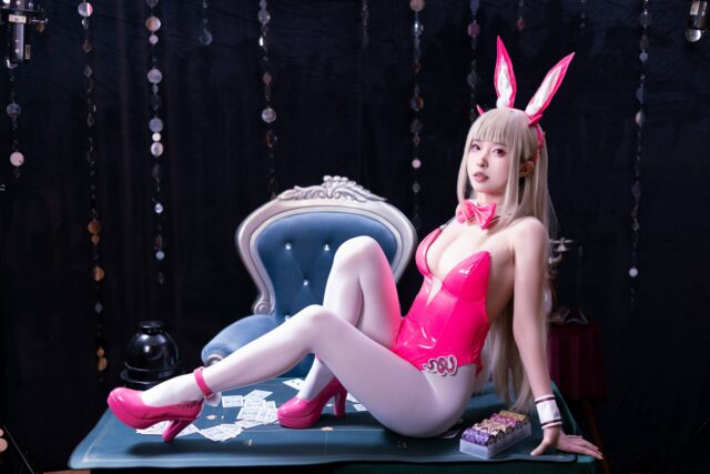 清水由乃cosplay写真：还原《胜利女神：妮姬》毒蛇粉色兔女郎造型