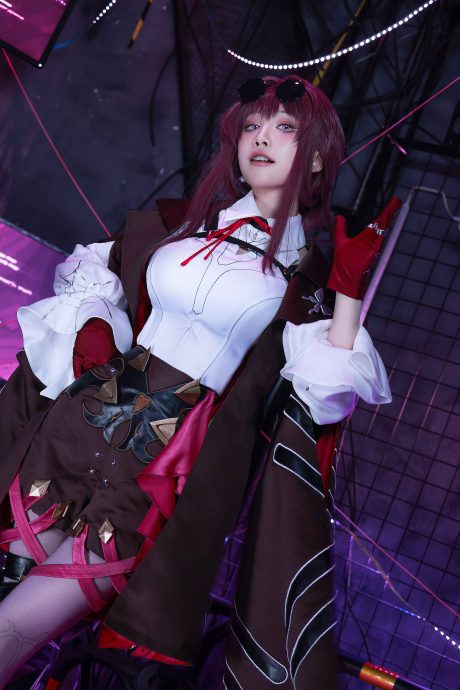 水淼aqua的cosplay写真作品:还原星穹铁道卡芙卡,展现优雅冷峻的猎手气质