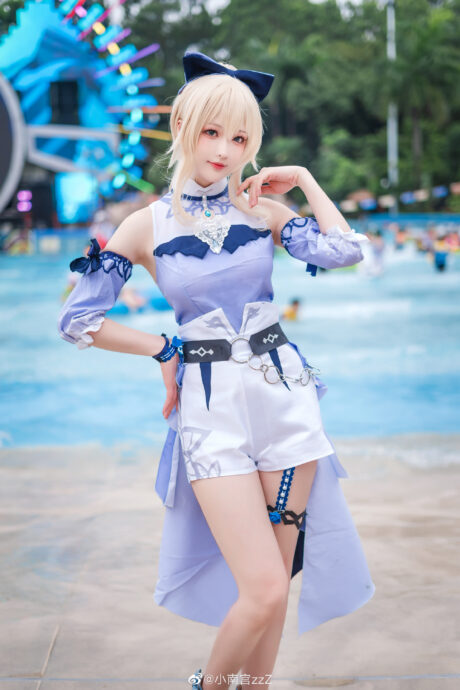 小南宫《原神》琴夏日泳装COS,水上乐园展现琴团长清凉度假风