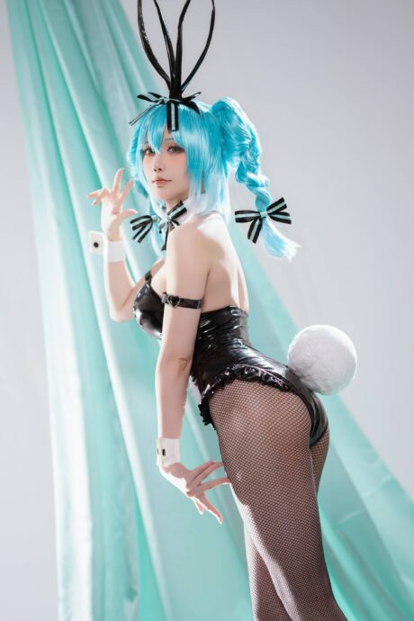 星之迟迟黑色兔女郎COS初音未来，蓝发双马尾搭配亮皮战衣性感又俏皮