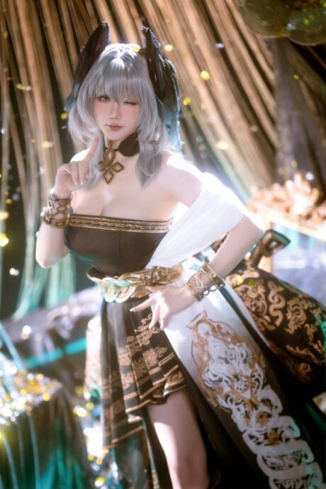 明日方舟星之迟迟Cosplay:利落造型还原霍尔海雅清冷特工气质