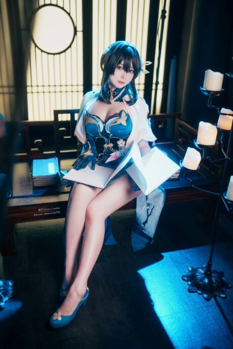 霜月shimo cosplay《星穹铁道》阮·梅，烛光书案间展现温婉学者气质