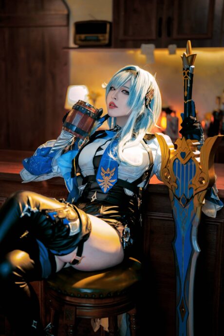 BANBANKO半半子《原神》优菈COS：浅蓝短发搭配作战服还原浪花骑士