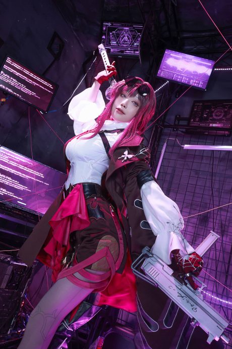 水淼aqua的cosplay写真作品:还原星穹铁道卡芙卡,展现优雅冷峻的猎手气质