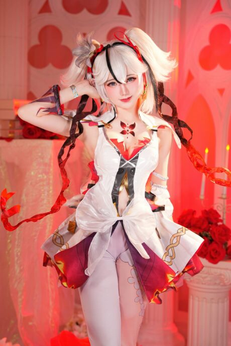 SallyDorasnow《鸣潮》椿COS:红白服饰与狡黠神态诠释黑海岸执花