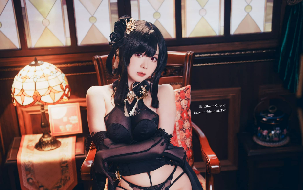 霜月shimo写真还原碧蓝航线镇海COS，黑金华服与古典布景尽显东煌雅韵