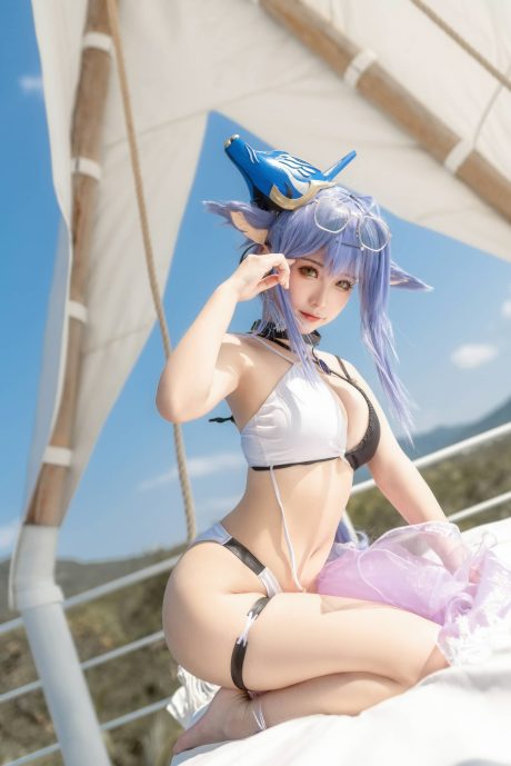 蠢沫沫碧蓝航线cos：战列舰土佐泳装造型出镜，定格海滩度假风