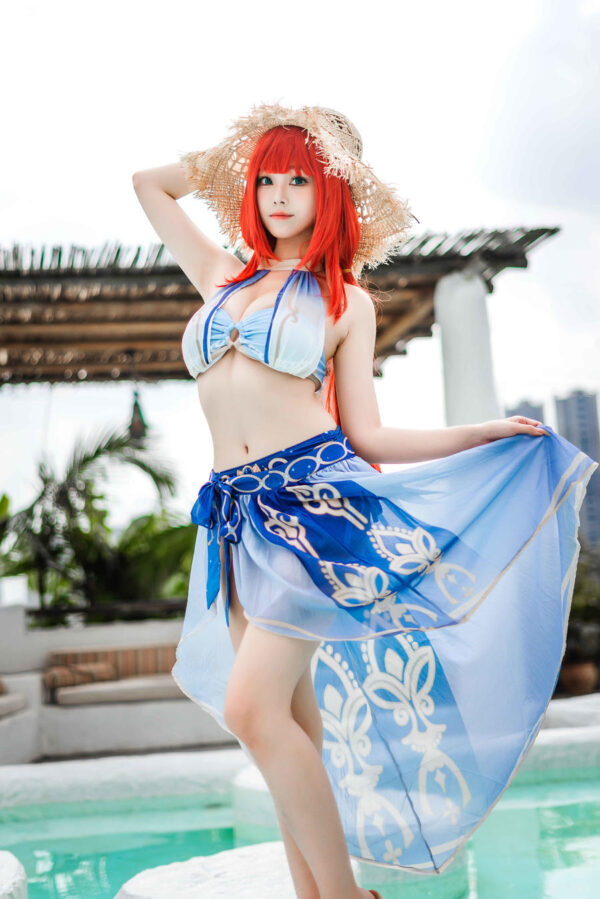 原神妮露泳池度假造型,蜜汁猫裘cos写真演绎清爽蓝白夏日风