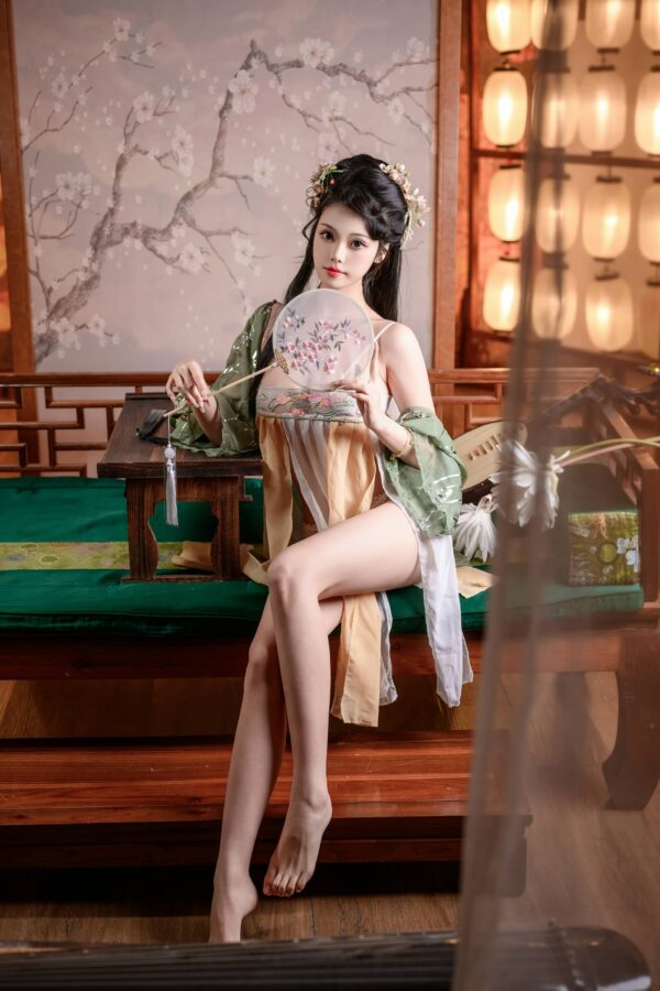 蜜汁猫裘中国风旗袍写真赏析:粉黛轻纱配团扇,尽显小家碧玉的闺阁温婉