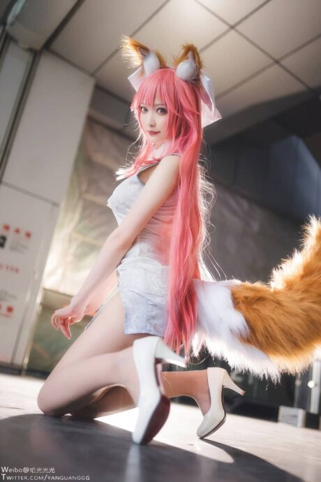 南宫COS《Fate/EXTRA》旗袍玉藻前，素白绣花长裙还原灵狐神态