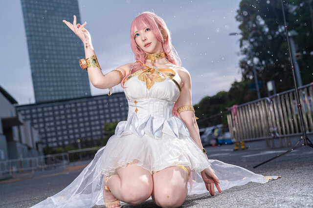 持岡きく演绎巡音流歌白裙COS，漫展微雨中展现虚拟歌姬优雅气质